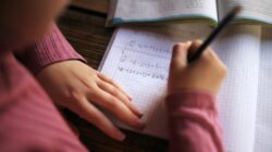 학교에서는 숙제를 없애야 할까요? 일부 교육자들은 그렇다고 말합니다.