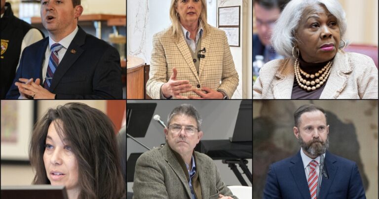 현지 판사입니다. 뻔뻔스러운 82세의 상원의원. 주 지도자들은 선거구 재조정을 결정했습니다.
    


