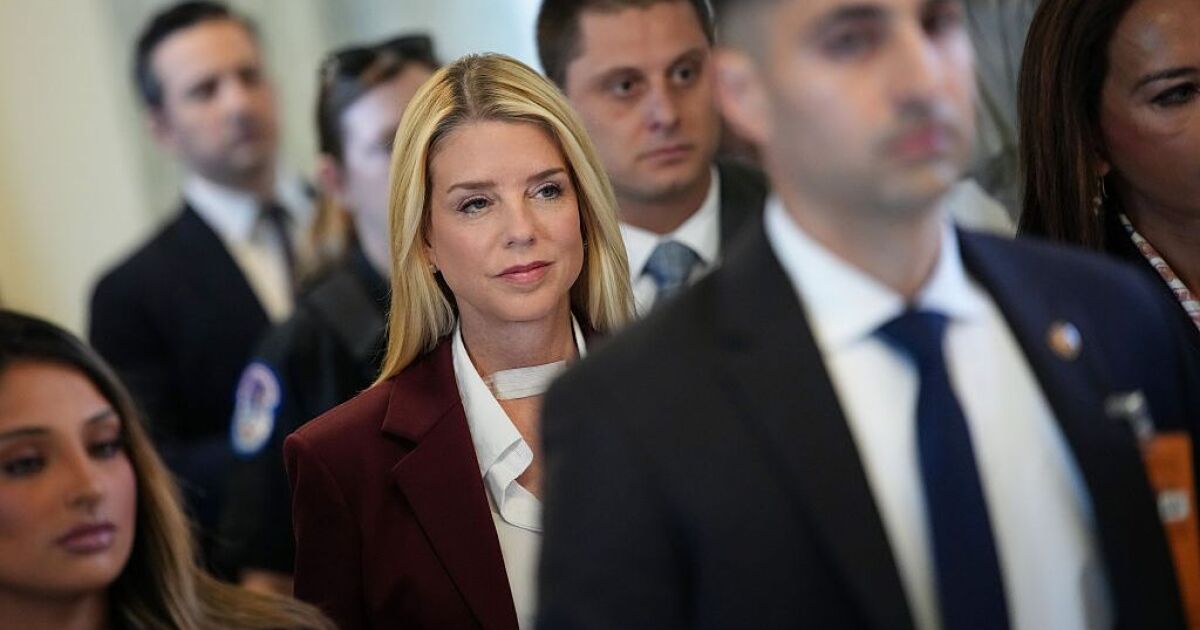 Bondi는 의회 증언에서 Epstein 파일 처리를 두 배로 늘 렸습니다.