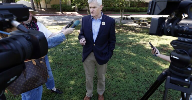 Bill Cassidy 상원 의원이 예비 선거에서 패했습니다. 그리고 WHO는 에볼라 발병을 국제 비상사태로 선포했습니다.
    


