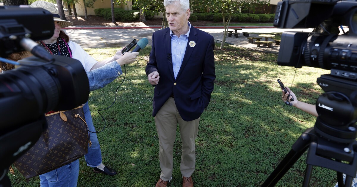 Bill Cassidy 상원 의원이 예비 선거에서 패했습니다. 그리고 WHO는 에볼라 발병을 국제 비상사태로 선포했습니다.