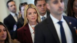 Bondi는 의회 증언에서 Epstein 파일 처리를 두 배로 늘 렸습니다.
