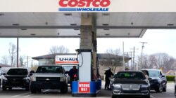 Costco와 Walmart에 따르면 높은 휘발유 가격에 대처하는 방법은 다음과 같습니다.