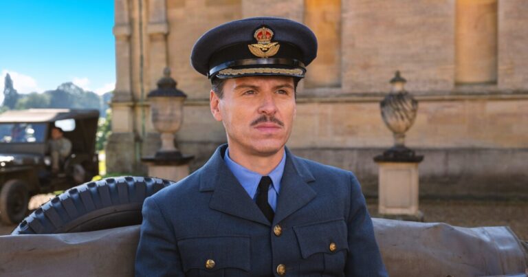 D-Day의 중심에는 기상학자들이 있었습니다. '압력'은 불확실성을 헤쳐나가는 이야기를 들려줍니다.
    


