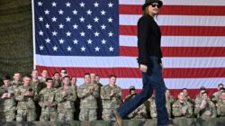 Kid Rock은 집 근처 비행편이 정밀 조사를 받은 지 몇 주 만에 육군 헬리콥터를 타고 비행합니다.