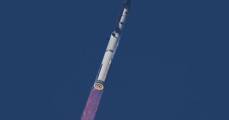 SpaceX가 시험 비행에서 가장 크고 가장 강화된 우주선을 발사합니다.
    


