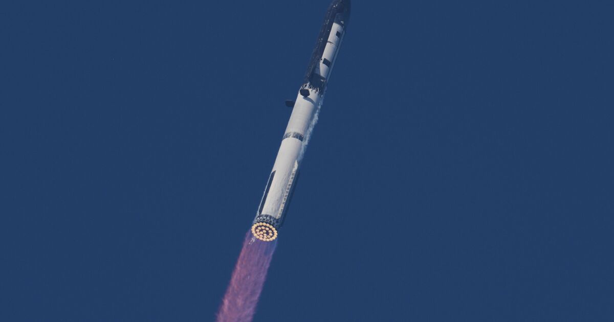 SpaceX가 시험 비행에서 가장 크고 가장 강화된 우주선을 발사합니다.