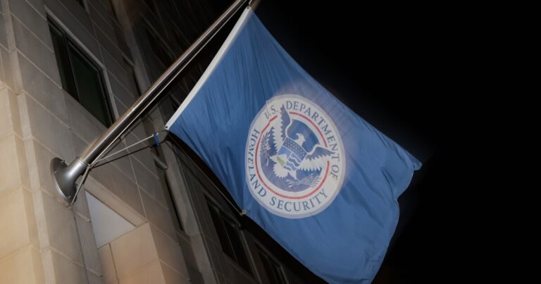 국토안보부(Homeland Security)는 국토안보부(DHS) 탄생 이후 정치적 불안을 불러일으켰습니다.
    


