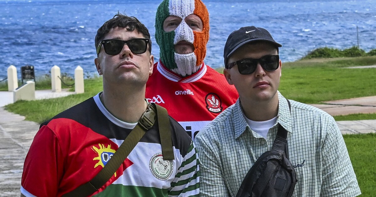 무릎뼈는 논쟁에 익숙합니다. 새 앨범 '페니안(Fenian)'에서 그들은 한층 더 기울어져 있다.