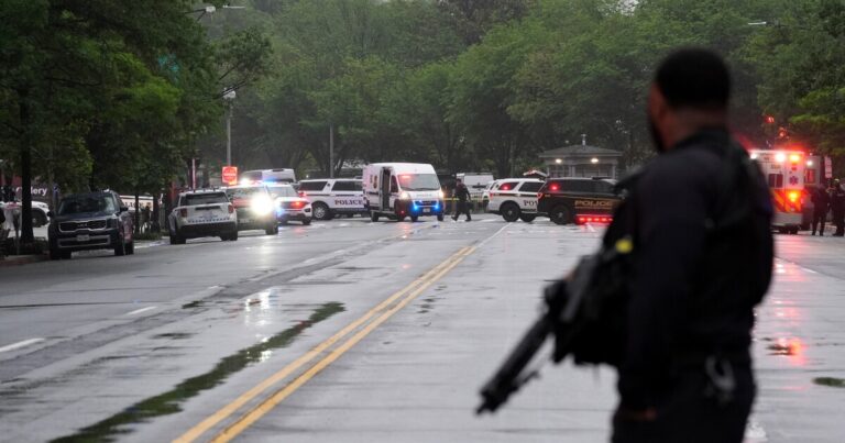 백악관 보안 검문소 부근에서 총격을 가한 뒤 사망한 것으로 추정된다고 경호국이 밝혔습니다.
    


