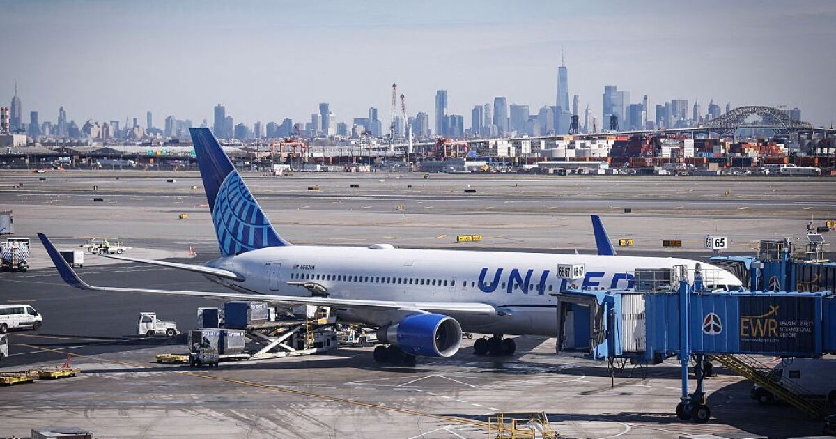 유나이티드 제트기가 뉴어크 공항 근처에서 가로등 기둥과 트럭을 들이받았다고 경찰이 밝혔습니다.