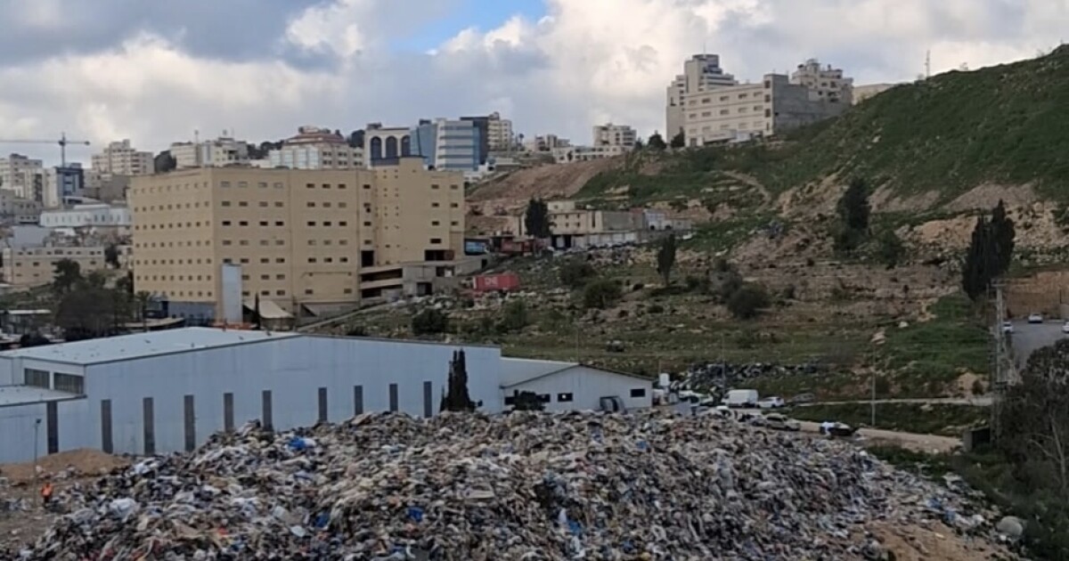 이스라엘의 규제로 인해 쓰레기 위기가 촉발되자 팔레스타인 사람들은 재활용품을 사용합니다.