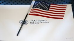 트럼프 행정부, 미국 내 외국인들에게 해외 영주권 신청 강제