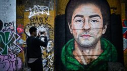 Luigi Mangione의 변호사가 법정으로 향함에 따라 피고인 ‘자경단’에 대한 지원이 늘어납니다.