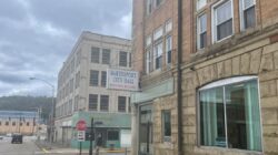 McKeesport 커뮤니티 회원들은 경찰의 위법 행위 해결을 축하합니다.