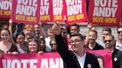노동당의 앤디 번햄(Andy Burnham)이 보궐선거에서 승리하여 영국을 이끌기 위해 스타머(Starmer)와 대결을 벌였습니다.