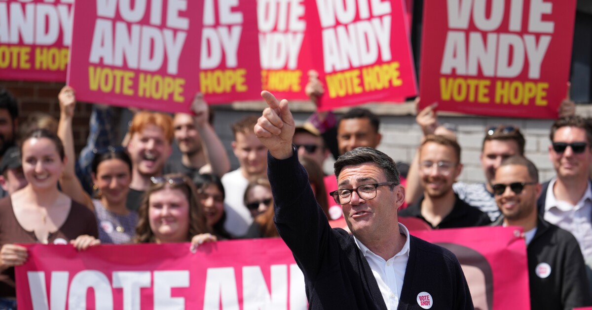 노동당의 앤디 번햄(Andy Burnham)이 보궐선거에서 승리하여 영국을 이끌기 위해 스타머(Starmer)와 대결을 벌였습니다.