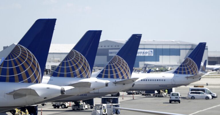 스페인행 유나이티드항공(United Airlines) 비행기가 블루투스 장치 이름 때문에 유턴을 한 것으로 보입니다.
    


