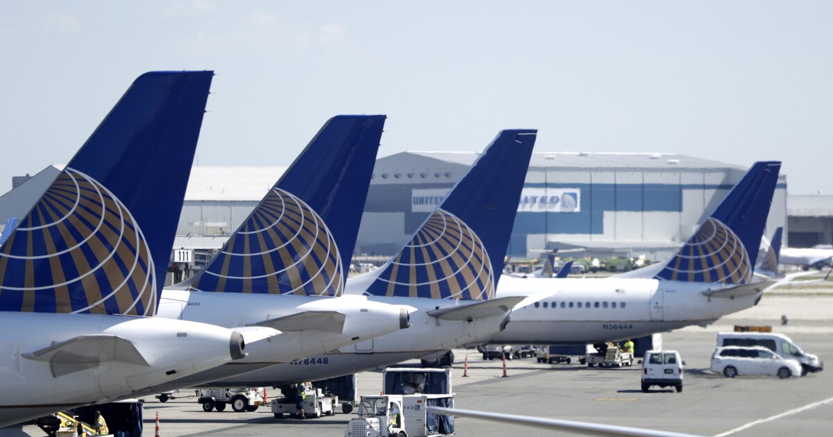 스페인행 유나이티드항공(United Airlines) 비행기가 블루투스 장치 이름 때문에 유턴을 한 것으로 보입니다.