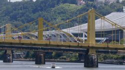 이번 주말에 피츠버그 시스터 브리지(Pittsburgh Sister Bridges)가 아일랜드 색상으로 조명됩니다.