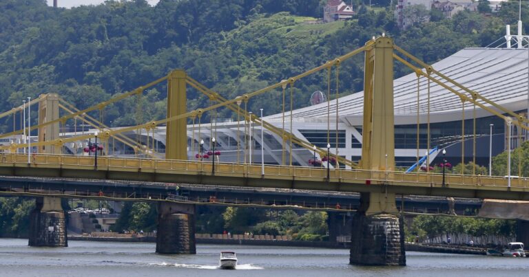 이번 주말에 피츠버그 시스터 브리지(Pittsburgh Sister Bridges)가 아일랜드 색상으로 조명됩니다.
    


