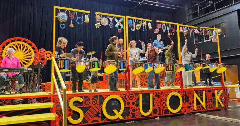 피츠버그의 Squonk, Three Rivers Arts Festival에서 'Joy Machine' 데뷔
    


