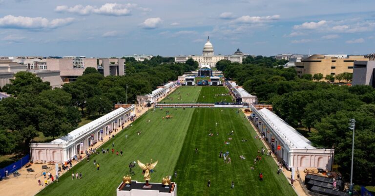 Fetterman, McCormick은 Shapiro가 망설인 후 Great American State Fair에서 Pa.의 존재감을 확립했습니다.
    


