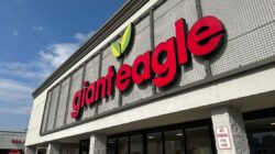 Kroger, 피츠버그에 본사를 둔 Giant Eagle 식료품점 체인을 인수하지만 이름은 동일하게 유지됩니다.