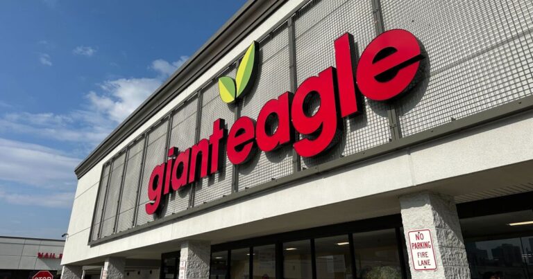 Kroger, 피츠버그에 본사를 둔 Giant Eagle 식료품점 체인을 인수하지만 이름은 동일하게 유지됩니다.
    


