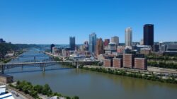 United Way of Southwestern Pa.는 121개 지역 비영리 단체에 2,100만 달러를 기부하고 100주년을 기념했습니다.