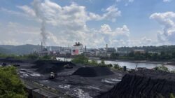 그룹들은 ​​Nippon Steel 투자가 Mon Valley의 석탄 및 대기 오염을 영속시킬 것이라고 말합니다.