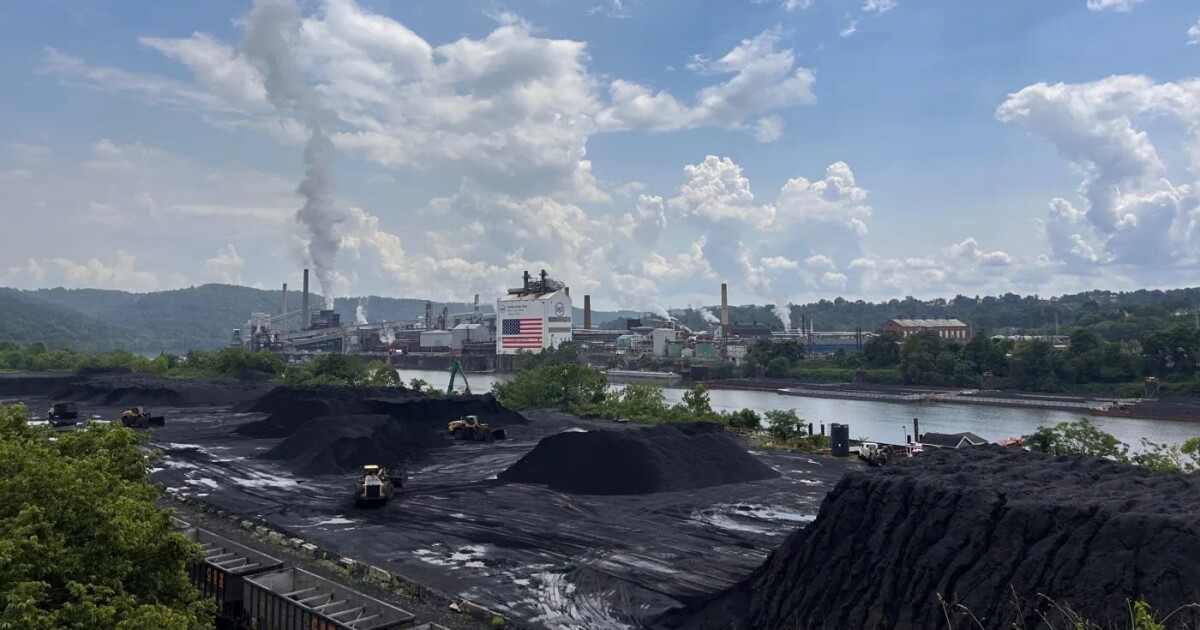그룹들은 ​​Nippon Steel 투자가 Mon Valley의 석탄 및 대기 오염을 영속시킬 것이라고 말합니다.