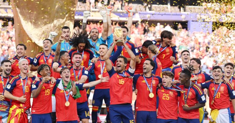 스페인은 2026년 월드컵 우승국으로 아르헨티나를 꺾고 두 번째 우승을 차지했다.
    


