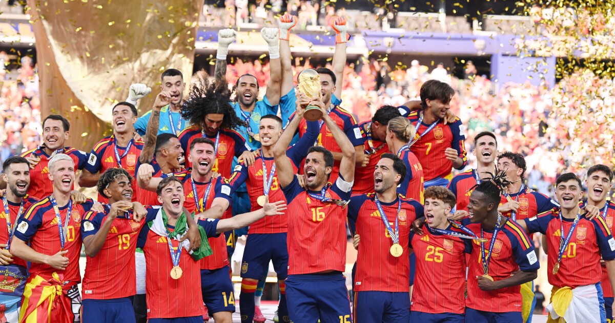 스페인은 2026년 월드컵 우승국으로 아르헨티나를 꺾고 두 번째 우승을 차지했다.