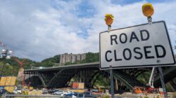 승무원들은 큰 미끄럼틀을 위해 Commercial Street Bridge를 준비하고 피츠버그 지역 운전자들에게 준비를 촉구합니다.