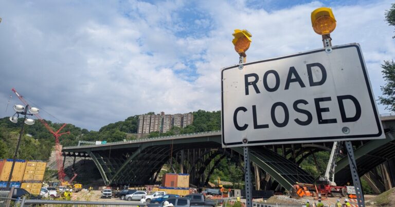 승무원들은 큰 미끄럼틀을 위해 Commercial Street Bridge를 준비하고 피츠버그 지역 운전자들에게 준비를 촉구합니다.
    


