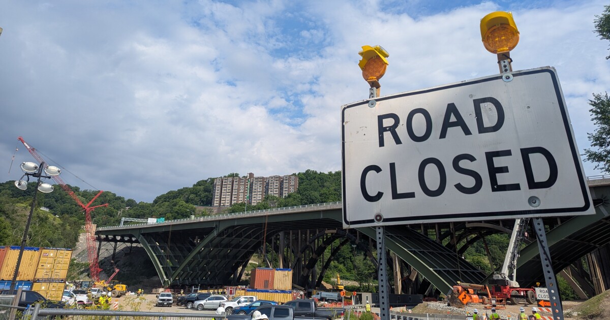 승무원들은 큰 미끄럼틀을 위해 Commercial Street Bridge를 준비하고 피츠버그 지역 운전자들에게 준비를 촉구합니다.