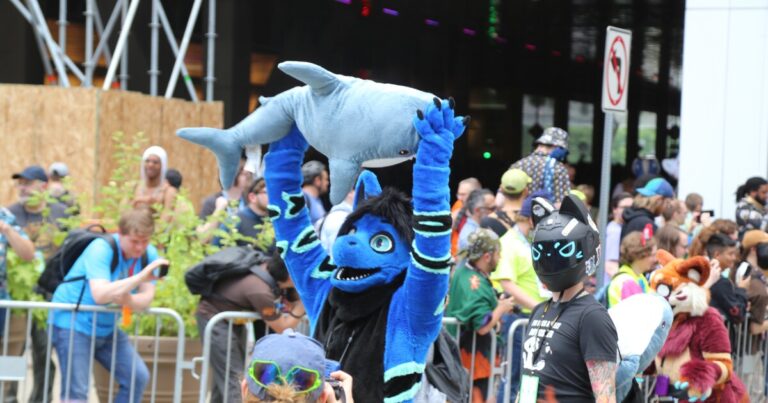 이번 주말에 할 일: Anthrocon, 월드컵 팬 존 및 7월 4일 축하 행사
    


