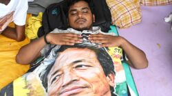 인도 활동가 왕추(Wangchuk)는 ‘바퀴벌레’ 시위대가 계속해서 단식을 맹세하자 26일간의 단식투쟁을 종료했다.