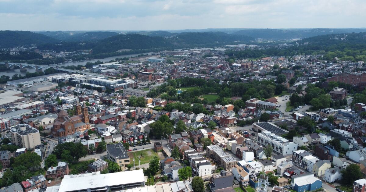 Allegheny 카운티 의회 의원들은 법원 명령에 따른 재평가를 칭찬하고 정기적인 일정을 수립할 계획입니다.