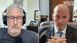 Fetterman은 이스라엘과 왼쪽에서 ‘Weekly Show’ 진행자 Jon Stewart와 스파링을 하고 있습니다.
