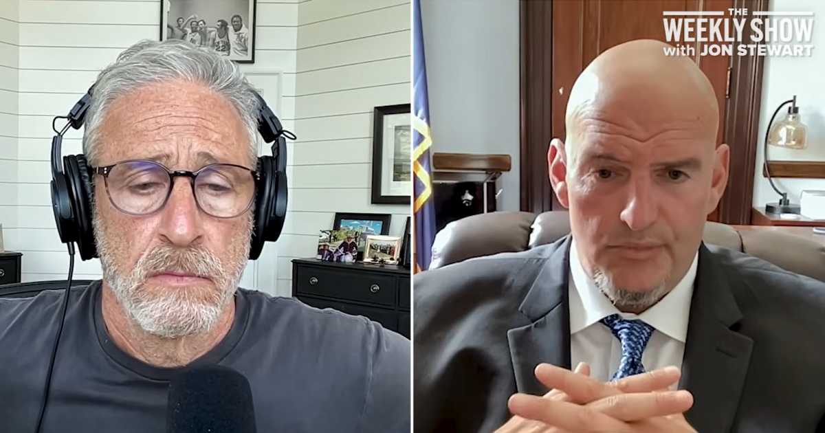 Fetterman은 이스라엘과 왼쪽에서 'Weekly Show' 진행자 Jon Stewart와 스파링을 하고 있습니다.