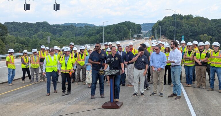 Shapiro 주지사는 Parkway East 교량의 조기 재개통을 발표하고 이를 가능하게 한 근로자들의 공로를 인정합니다
    


