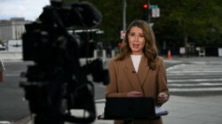 CNN, MS NOW, Politico는 백악관 출입이 금지된 트럼프를 고소했습니다.