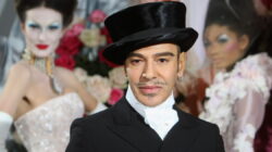 반발 속에 박물관은 패션 디자이너 존 갈리아노(John Galliano)의 예정된 Met Gala 전시회를 취소했습니다.