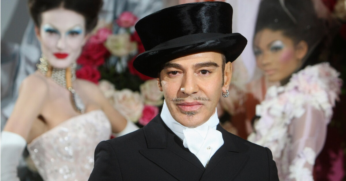 반발 속에 박물관은 패션 디자이너 존 갈리아노(John Galliano)의 예정된 Met Gala 전시회를 취소했습니다.
