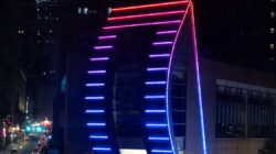 피츠버그의 어거스트 윌슨 센터(August Wilson Center)를 장식한 새로운 조명 설치