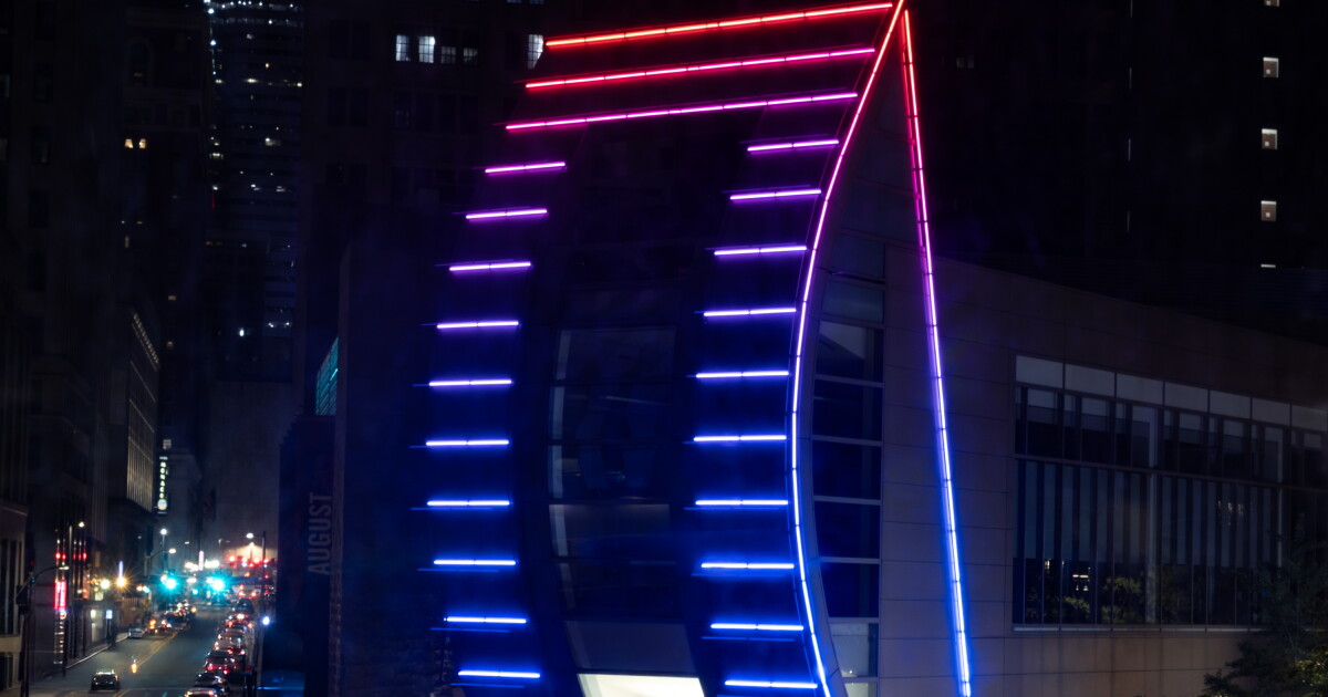피츠버그의 어거스트 윌슨 센터(August Wilson Center)를 장식한 새로운 조명 설치