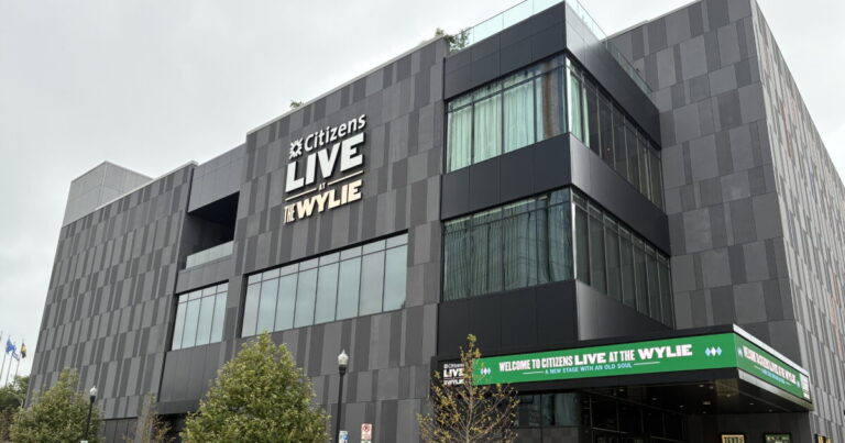 6,400만 달러 규모의 새로운 콘서트장인 Citizens Live at the Wylie가 피츠버그 Lower Hill에 개장했습니다.
    


