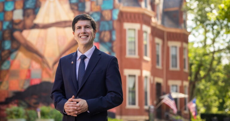 David Dausey가 Duquesne University의 14대 총장으로 취임했습니다.
    


